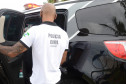 Policial civil entrando em viatura