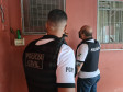 Policiais realizando operação contra receptação de produtos roubados