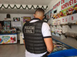 Policial realizando a operação