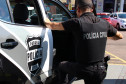 Policial civil entrando em viatura