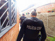 Policial realizando operação