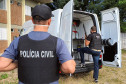 Dois policiais civis entrando em van transformada em oficina de armas