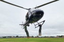 Participantes em treinamento no helicóptero