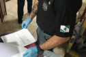 Policial civil verificando documento