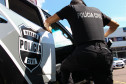 Policial civil entrando em viatura