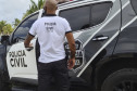 Policial civil entrando em viatura