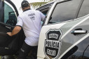 Policial civil entrando em viatura