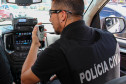 Policial civil utilizando radio da viatura