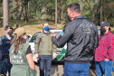 Policial civil conversando com outros envolvidos no resgate