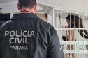 Policial civil observa macaco preso em gaiola