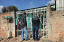 Dois policiais civis em frente à residência