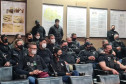 Policiais civis reunidos para receber instruções sobre a operação