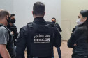 Policiais civis reunidos recebendo instruções para operação