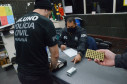 Aluno recebendo arma e cartuchos