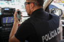 Policial civil em viatura