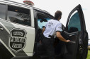 Policial civil entrando em viatura