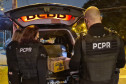 Policiais civis preparando material para ação