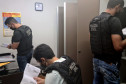 Policiais civis analisando documentos
