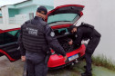 Policiais civis revistando automóvel