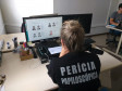Policial civil analisando imagens em tela de computador
