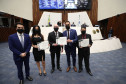 Policias civis e deputados aparecem em foto