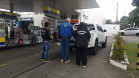 Policiais e fiscal da ANP aparecem em posto de combustível