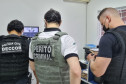 Policiais civis analisando documentos