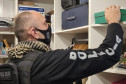 Policial civil procurando objetos em armário