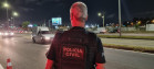 Policial civil paranaense à margem da rodovia durante fiscalização