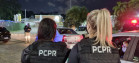 Policiais civis aparecem próximo à veículo durante fiscalização na Capital