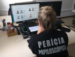 Policial civil analisa informações no banco de dados de registros gerais