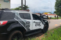 Viatura da policia civil estacionada em frente ao local da operação