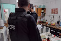 Dois policiais investigando lugar