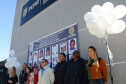 Policiais civis reunidos para fotografia. Ao fundo, banner com imagem dos desaparecidos