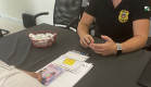 Policial civil orientando cidadão