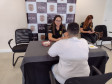 Policial civil orientando cidadão