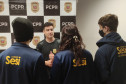 Policial civil convesando com alunos