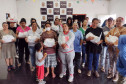 Beneficiados com entrega de cestas posam para foto