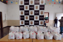 Diversas cestas sobre uma mesa. Ao fundo, banner da PCPR