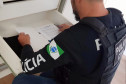 Policial civil analisando documento