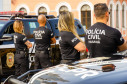 Quatro policiais civis entre viaturas