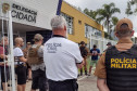 Policiais civis e militares reunidos em frente à Delegacia Cidadã