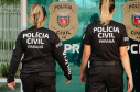Duas policiais civis entrando em delegacia