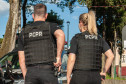 Dois policiais civis de costas
