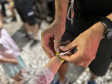 Forças de segurança distribuem pulseiras de identificação durante shows do Verão Maior Paraná