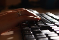 mãos digitando em um teclado de computador