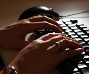 mãos digitando em um teclado de computador