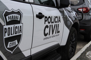 Foto de viatura da PCPR estacionada no pátio