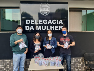 Servidores da PCPR e estudantes do IFPR entregam kits a vítimas de violência doméstica