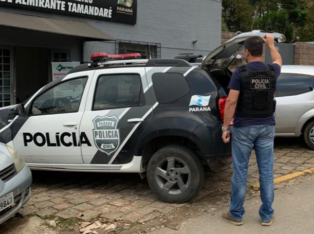 policial perto de viatura